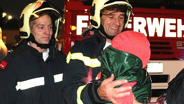 Der Dreijährige war laut Feuerwehr "erstaunlich tapfer". (Bild: Florian Zeilinger/Pressestelle BFK Mödling)