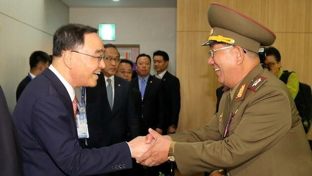 Südkoreas Premier Chung Hong Wan und Nordkoreas Nummer zwei, Hwang Pyong So, am Samstag in Incheon (Bild: APA/EPA/YONHAP)