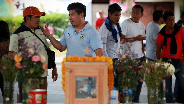 Angehörige der ermordeten Studenten bei einer Gedenkfeier (Bild: AP)