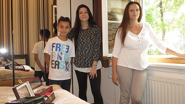 Daniela (33), ihr Sohn Mario (10) sowie Adriana (18) am Tatort (Bild: Florian Hitz)