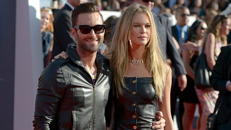 ... ebenso Model wie seine frisch angetraute Ehefrau Behati Prinsloo. (Bild: Jordan Strauss/Invision/AP)