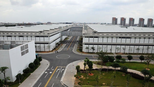 Auf diesem gewaltigen Fabrikgelände fertigt Huawei unter anderem Serverschränke für Mobilfunker. (Bild: Huawei)