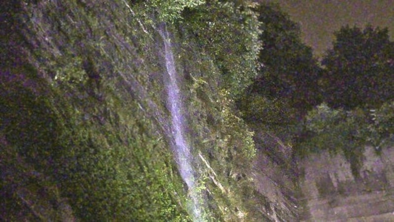 Am Mönchsberg bildete sich ein Wasserfall. (Bild: MARKUS TSCHEPP)