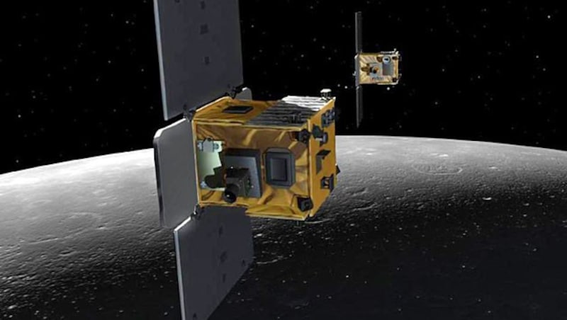 Künstlerische Illustration: Die Sonden „GRAIL-A“ und „GRAIL-B“ im Orbit um den Mond (Bild: NASA/JPL-Caltech/MIT)