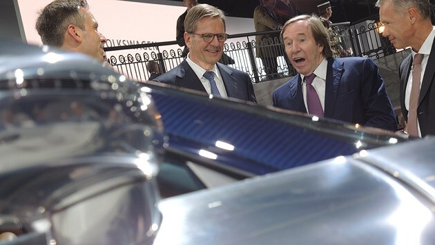 Günther Netzer scheint sich sehr für den seltenen Bugatti zu interessieren. (Bild: Stephan Schätzl)
