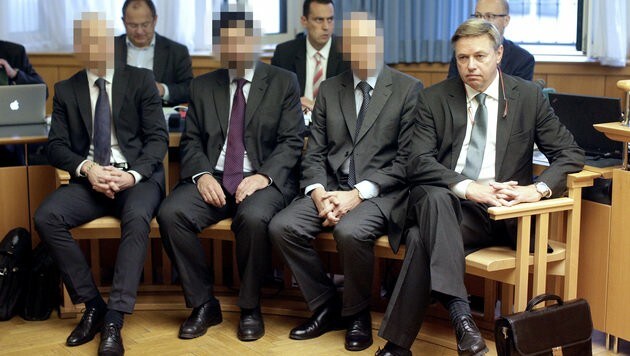 Der Ex-Kommunalkredit-Vorstand Reinhard Platzer (re.) mit drei weiteren Ex-Managern (Bild: APA/GEORG HOCHMUTH)