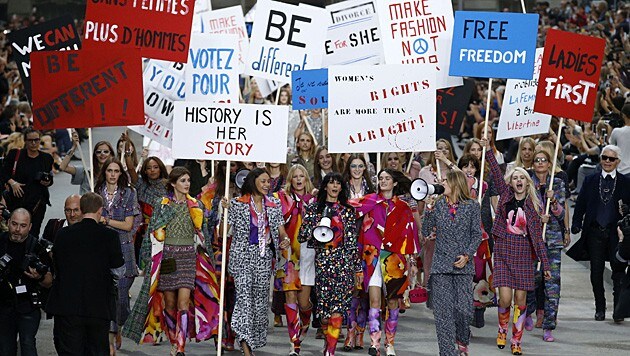 Karl Lagerfeld ließ seine Models für den Feminismus demonstrieren. (Bild: AP)