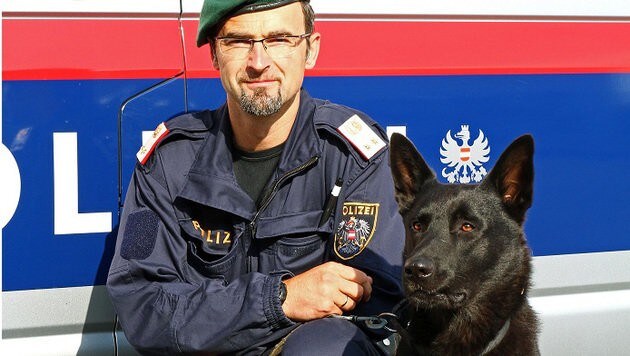 Spürnase "Nero" mit Diensthundeführer Gerhard Jessner (Bild: APA/LPD STEIERMARK)