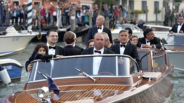George Clooney vor der Hochzeit im Taxiboot auf dem Weg ins Luxushotel Aman Canal Grande Venice (Bild: AFP)
