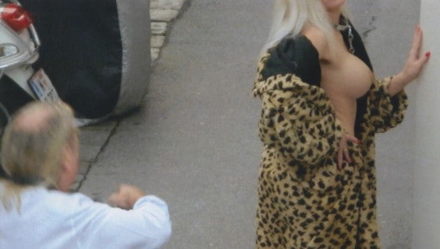 Für Fotos posierte eine Prostituierte mit entblößter Brust auf offener Straße. (Bild: Bert Brüstl)