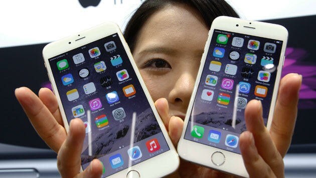 Beide neuen iPhone-Modelle - iPhone 6 und 6 Plus - sind ein Renner bei den Apple-Anhängern. (Bild: AP)