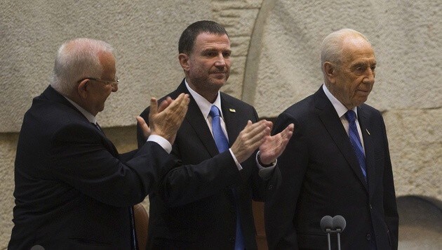 Yuli Edelstein, Vorsitzender der Knesset, links neben dem israelischen Präsidenten Shimon Peres. (Bild: APA/EPA/RONEN ZVULUN/POOL)