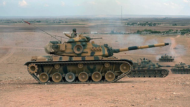 Türkische Panzer wurden nun an die Grenze zu Syrien beordert. (Bild: AP)