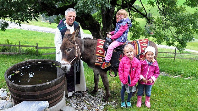Pfarrer Hans Bühler brachte seinen Esel mit auf die Simonalm. (Bild: Hochsöll)
