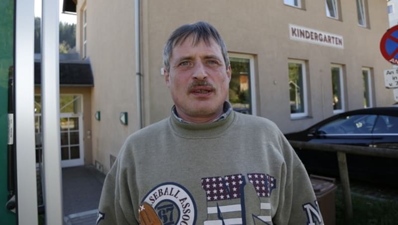 Bewohner Klaus Kain würde sich gerne mit den Flüchtlingen verständigen können. (Bild: Martin A. Jöchl)