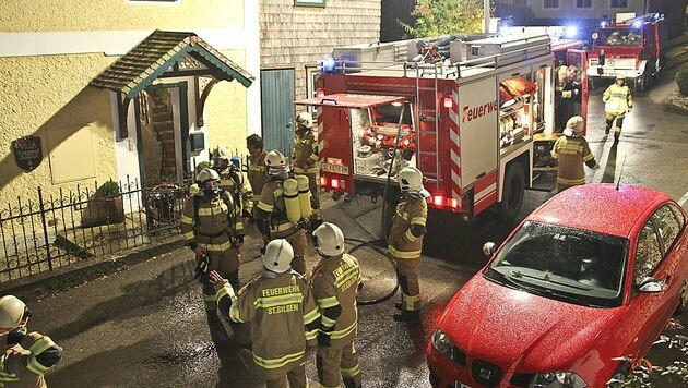 Großeinsatz der Feuerwehr bei der Schaup-Villa in St. Gilgen. (Bild: MARKUS TSCHEPP)