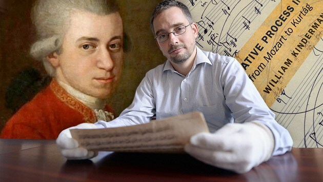 Notenblatt-Entdecker Balasz Mikusi hält die Originale von W.A. Mozart in Händen. (Bild: AFP/AFP ATTILA KISBENEDEK, Mozart-by-Croce-1780-81)