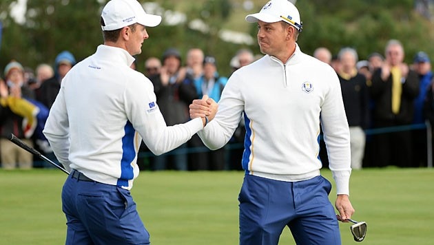 Justin Rose (links) and Henrik Stenson jubeln über Sieg im Fourball-Bewerb (Bild: APA/EPA/Andy Rain)