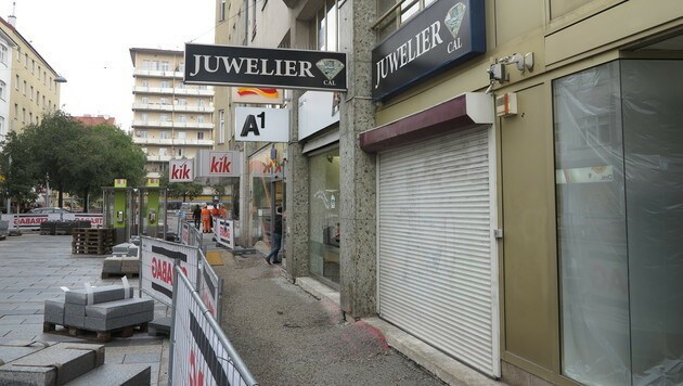 Der Juwelier in der Meidlinger Hauptstraße in Wien wurde am Freitagnachmittag überfallen. (Bild: Florian Hitz)
