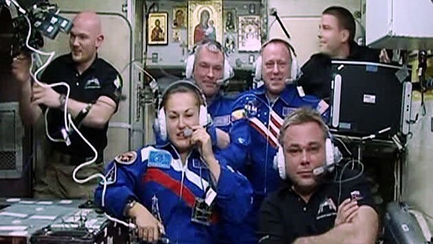 Die ISS-Crew mit Jelena Serowa (Bildmitte) (Bild: NASA TV)