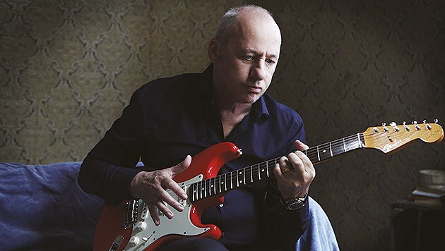 A magician on the strings - Mark Knopfler has been delighting his fans with his special guitar playing for over 50 years. (Bild: Fabio Lovino)