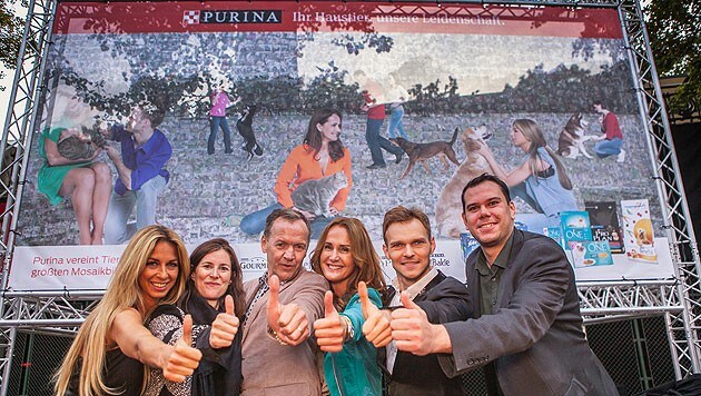 Promis und das Purina-Team freuen sich über die Enthüllung von Österreichs größtem Mosaikfoto. (Bild: Purina Petcare Austria)