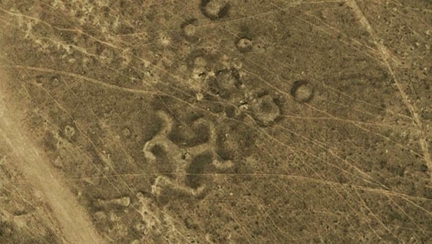 Bodenmuster in Swastika-Form im Norden Kasachstans (Bild: DigitalGlobe, Google Earth)