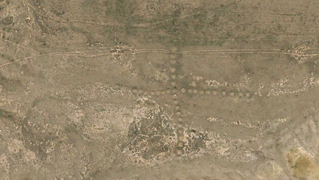 Bodenmuster in Kreuzform im Norden Kasachstans (Bild: DigitalGlobe, Google Earth)