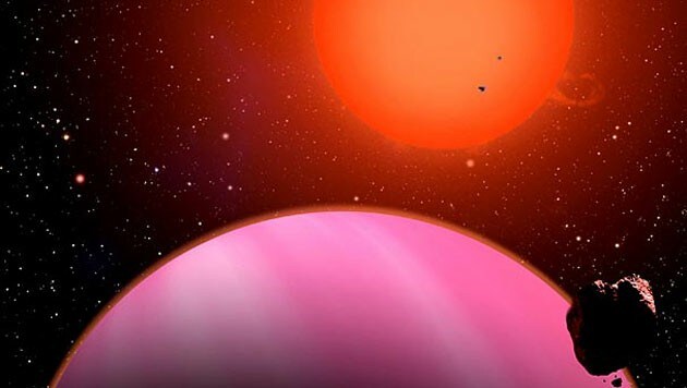 Künstlerische Darstellung des Exoplaneten HAT-P-11b (im Vordergrund) vor seinem Stern (Bild: David A. Aguilar, CfA)