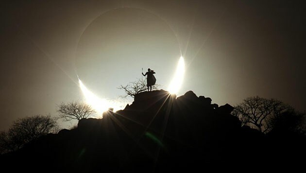 Siegerfoto der Kategorie "People and Space": Sonnenfinsternis über der Savanne in Kenia 2013 (Bild: Royal Observatory Greenwich/Eugen Kamenew)