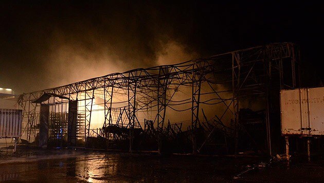 Trotz aller Bemühungen wurde die Halle ein Raub der Flammen. (Bild: Einsatzdoku.at)