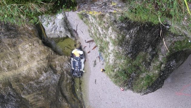 Der Wagen landete nach rund 170 Metern am Grund der Salzburger Strubklamm. (Bild: POLIZEI)