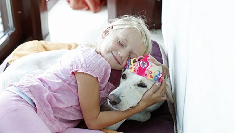 Leonie kuschelt mit dem Familienhund. (Bild: Reinhard Holl)