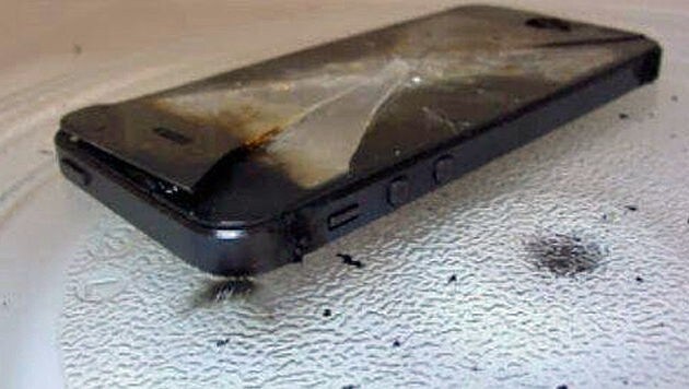 Ein iPhone, bei dem sich der Akku entzündet hat (Symbolbild) (Bild: twitter.com)