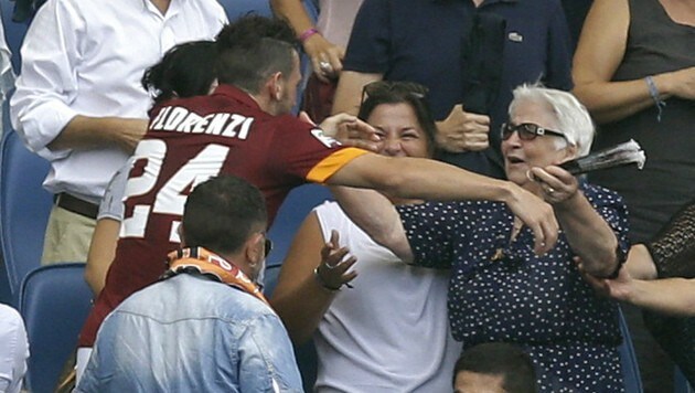 AS Romas Florenzi umarmt nach dem Tor seine Oma. (Bild: AP)