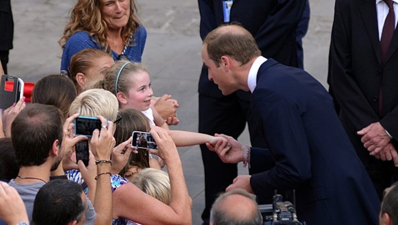 Für William stand in Malta unter anderem Händeschütteln auf dem Programm. (Bild: APA/EPA/AUSTIN TUFIGNO/DOI/POOL)