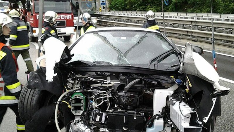 In dem Wagen saß ein dreijähriges Mädchen. Das Kind wurde verletzt. (Bild: APA/FEUERWEHR GLOGGNITZ-STADT)