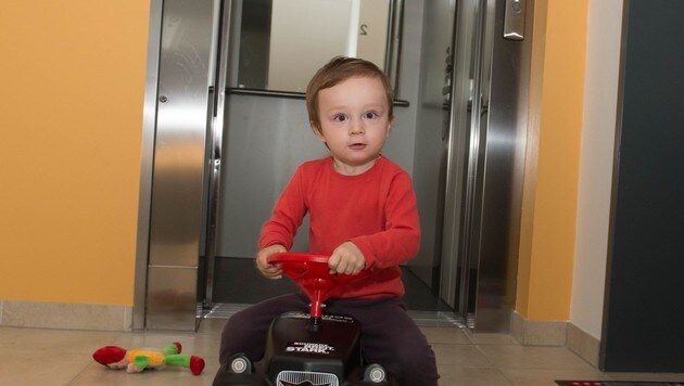 Der zweijährige Luca war im Lift eingesperrt. (Bild: Werner Kerschbaummayr)
