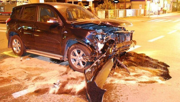 Der Lenker überfuhr eine rote Ampel und kollidierte auf der Kreuzung mit einem Taxi. (Bild: APA/POLIZEI)