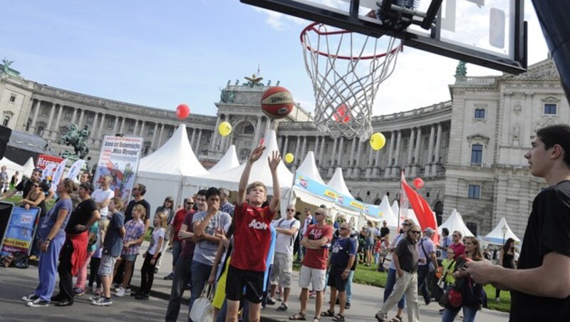 At the end of September, Heldenplatz will once again become a sports arena. (Bild: APA/HERBERT PFARRHOFER)