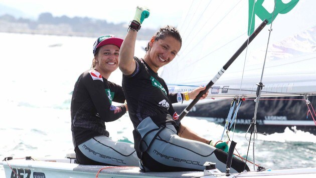 Geschafft! Lara Vadlau (links) und Jolanta Ogar bejubeln ihre Goldmedaille. (Bild: APA/OESV/DOMANSKI)