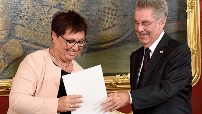 Sabine Oberhauser bei ihrer Angelobung durch Bundespräsident Heinz Fischer (Bild: APA/ROLAND SCHLAGER)