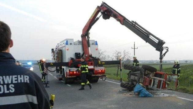 Der Traktor wurde durch die Wucht des Zusammenpralls umgestoßen. (Bild: FF Gols)