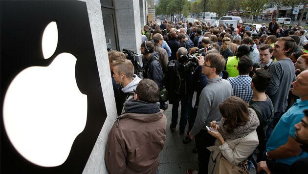 Vor einem Berliner Apple Store hat sich zum iPhone-6-Start eine stattliche Menschentraube gebildet. (Bild: AP)