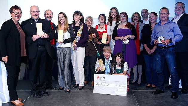Die Preisträgerinnen und Preisträger gemeinsam mit der Jury und Ministerin Oberhauser (Bild: Zwefo)