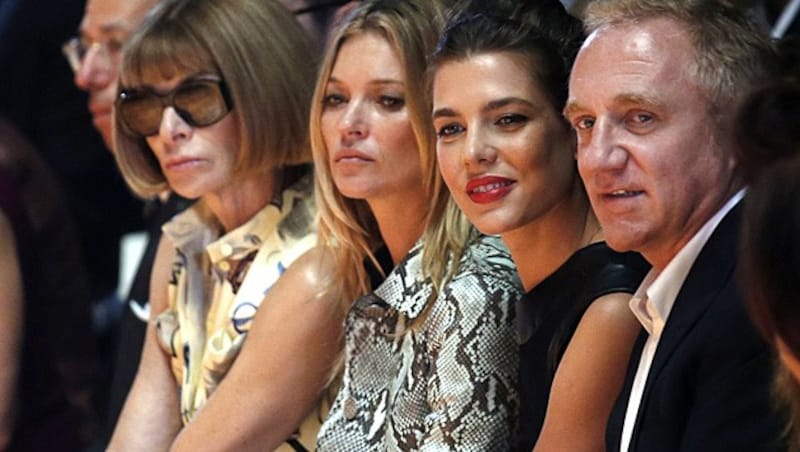 Die Front Row bei Gucci: Anna Wintour, Kate Moss, Charlotte Casiraghi und Francois Pinault (Bild: APA/EPA/MATTEO BAZZI, AP)