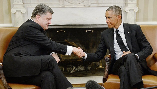 Handshake als Zeichen enger Kooperation: Petro Poroschenko und Barack Obama (Bild: APA/EPA/Olivier Douliery/Pool)
