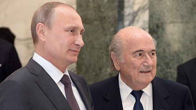 Russlands Präsident Wladimir Putin und FIFA-Präsidet Sepp Blatter (Bild: APA/EPA/ALEXEY NIKOLSKY/RIA NOVOSTI)
