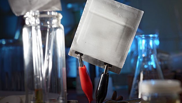 Der Prototyp einer ultradünnen und flexiblen Folien-Batterie (Bild: Jan-Peter Kasper/FSU)