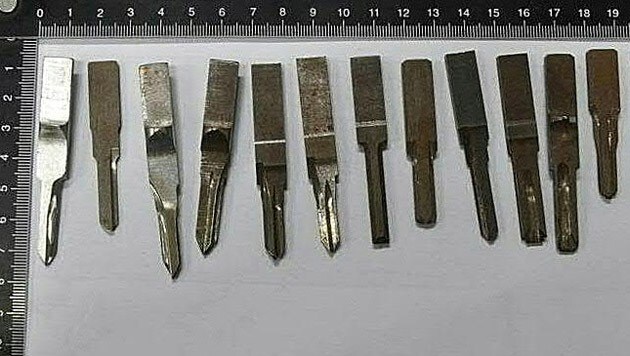 Diese Schlüssel, speziell für Fahrzeugeinbrüche hergestellt, wurden beim 43-Jährigen sichergestellt. (Bild: Polizei)